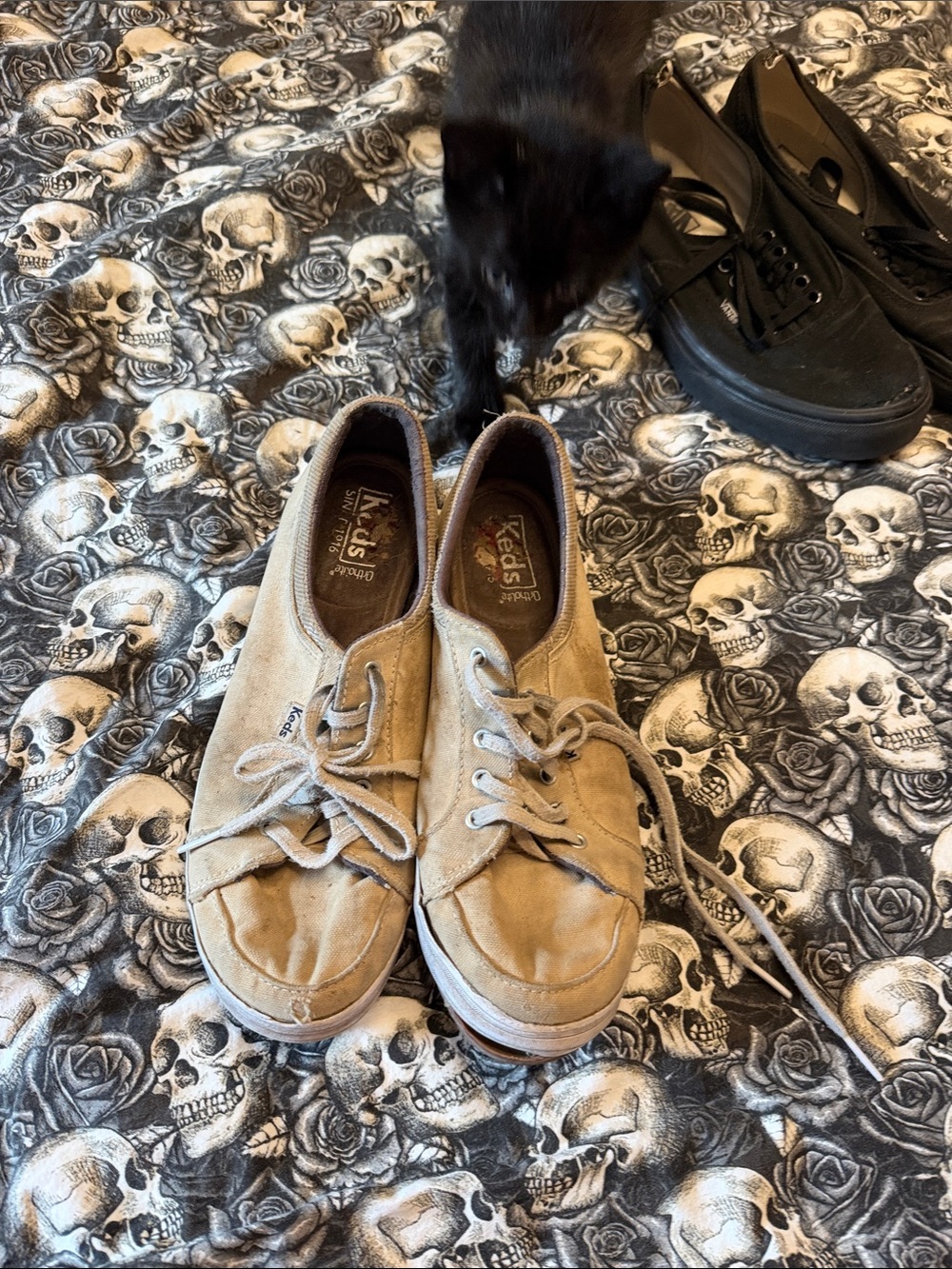 Keds off white/ Taupe Suede Slip-On Lace up Casual Shoes Sz: 8 As-Is